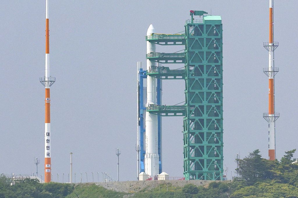 Roket Nuri telah dipasang pada landasan peluncurannya di Naro Space Center, Goheung, Korea Selatan, Rabu (24/5/2023). Korsel membatalkan peluncuran pada hari itu karena masalah teknis. 