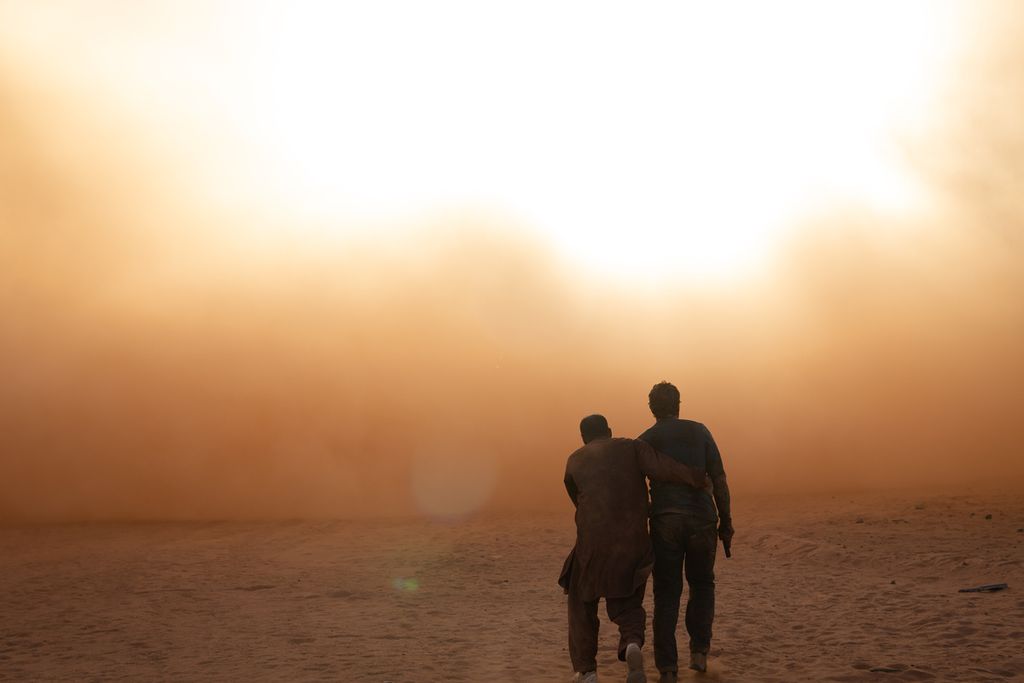 Mohammad "Mo" Doud (diperankan oleh Navid Negahban) dan Tom Harris (diperankan oleh Gerard Butler) dalam adegan di film Kandahar yang disutradarai oleh Ric Roman Waughas. Credit: Hopper Stone, SMPSP | Open Road Films/Briarcliff Entertainment