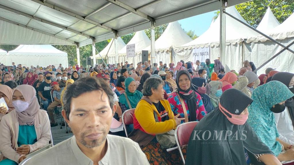 Ribuan orang mengantre untuk mendapatkan penanganan dokter di acara pengobatan massal yang digelar Walubi, Selasa (30/5/2023).