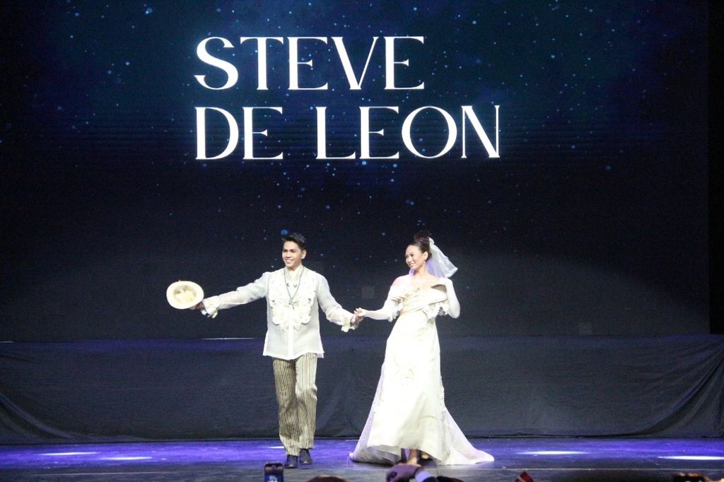 Perancang Stve De Leon memamerkan hasil karyanya yang dikemas dalam ajang Filipino Barong-Wastra Indonesia: Thread and Pattern of Kinship yang berlangsung di Metropolitan Theatre Manila, Filipina, pada Senin (21/11/2022).