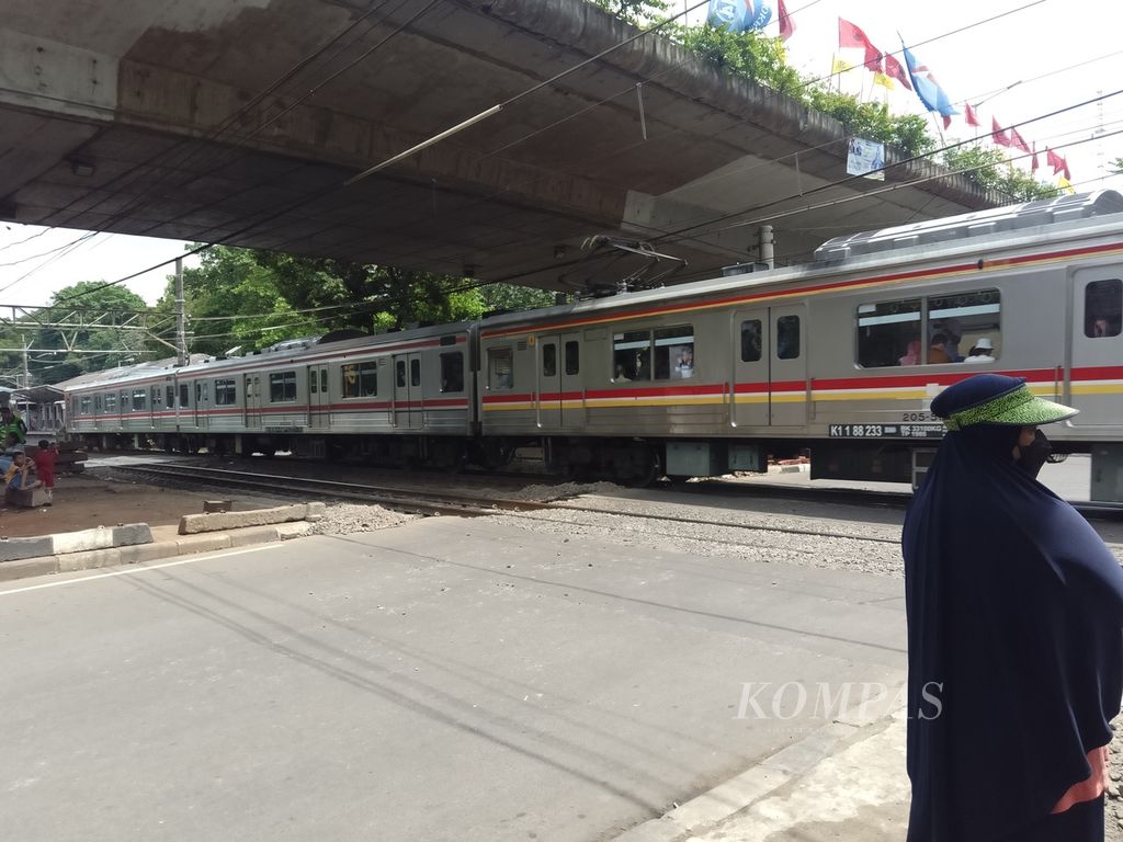 Seorang warga sedang menunggu kereta rel listrik (KRL) yang sedang melintas di sekitar Stasiun Duren Kalibata, Jakarta Selatan, Minggu (14/1/2023). Jumlah warga yang menggunakan KRL pada tahun 2023 meningkat 35 persen daripada tahun 2022. 