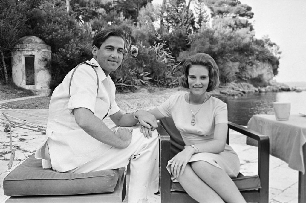 Foto tanggal 25 Juli 1964 ini memperlihatkan Raja Yunani Constantine II dan Putri Anne-Marie dari Denmark berfoto di Pulau Corfu, Yunani. 