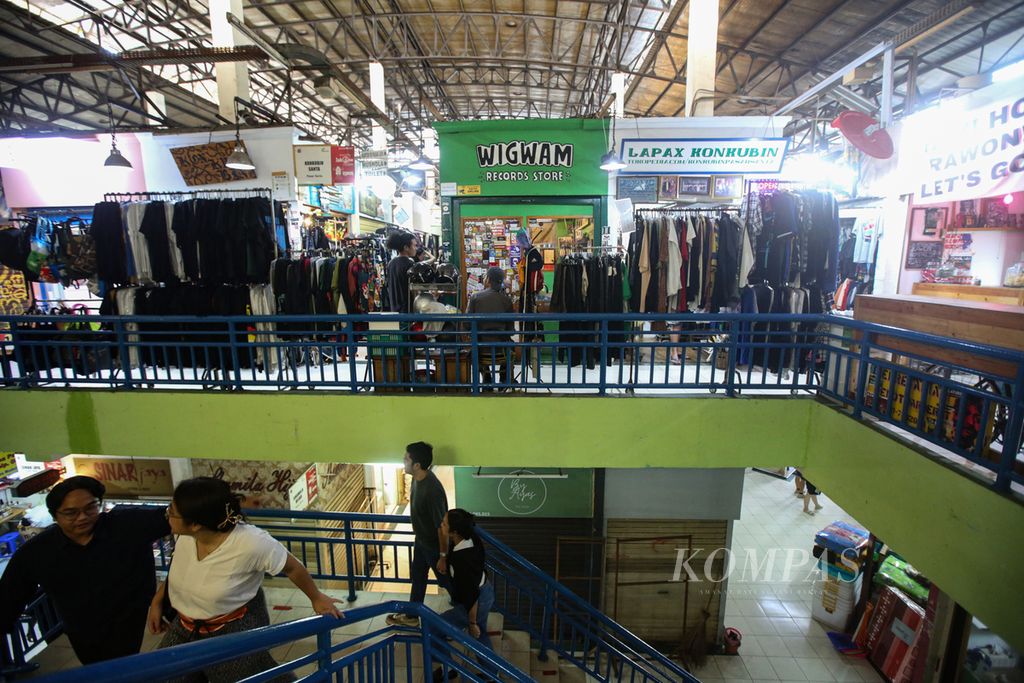 Suasana Pasar Santa, Kebayoran Baru, Jakarta Selatan, yang mulai ramai pengunjung pada Sabtu (18/5/2024) sore.
