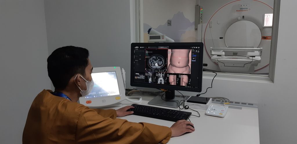 Seorang operator sedang memeragakan simulasi pemantauan hasil pemeriksaan CT scan di Menara Merial RS Pelni, Jakarta, Kamis (11/5/2023). Menara Merial merupakan fasilitas terbaru dari RS Pelni untuk peningkatan kapasitas dan kompetensi layanan kesehatan di masyarakat.