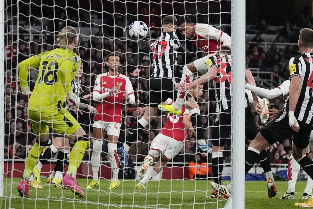 Arsenal mencetak gol lewat bunuh diri bek Newcastle United, Sven Botman, Minggu (25/2/2024) dini hari WIB. Gol berawal dari peluang sepak pojok.