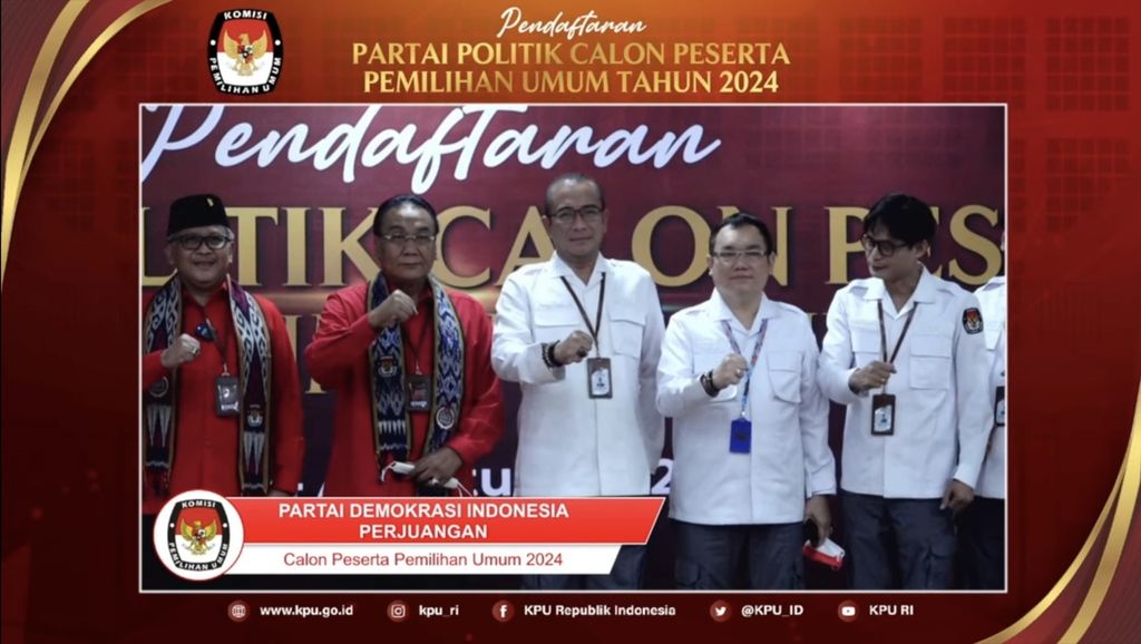 Suasana pendaftaran PDI-P ke KPU saat mendaftar menjadi calon partai politik peserta Pemilu 2024 di Kantor KPU, Jakarta, Senin (1/8/2022)