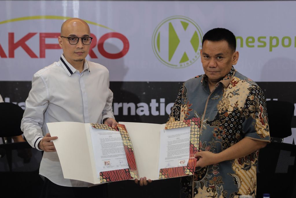 CEO Nine Sport Inc Arif Putra Wicaksono (kiri) dan Direktur Utama Jakpro Iwan Takwin memperlihatkan nota kesepahaman (MoU) kerja sama keduanya di Jakarta International Stadium (JIS), Jakarta Utara, Senin (26/6/2023).
