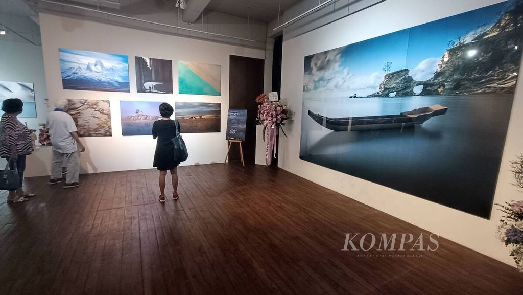  Pengunjung melihat foto karya Hermandari Kartowisastro di pameran fotografi tunggal yang bertajuk ”Matur Nuwun”  di D'Gallerie, Jakarta, Kamis (16/11/2023).