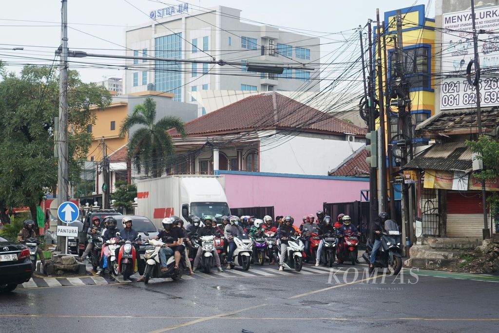 Sepeda motor mendominasi jalur pantura di Kota Bekasi, Jawa Barat, Minggu (14/4/2024).