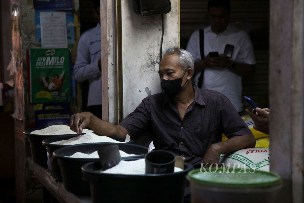 Pedagang beras menunggu dagangannya saat Presiden Joko Widodo akan meninjau pasokan dan harga kebutuhan pokok masyarakat jelang Lebaran di Pasar Johar Baru, Jakarta, Rabu (5/4/2023).