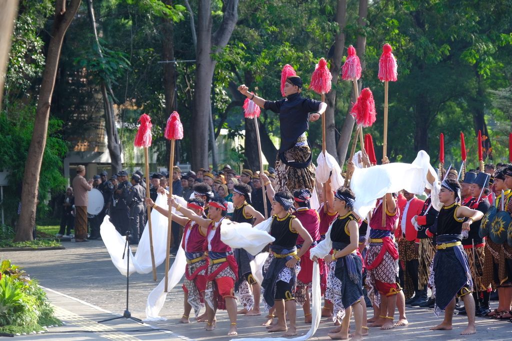 Pertunjukan tari dalam upacara Hari Jadi Ke-279 Kota Surakarta di Taman Balekambang, Kota Surakarta, Jawa Tengah, Sabtu (17/2/2024). Pemimpin upacara hari jadi ialah Kanjeng Gusti Pangeran Adipati Aryo Mangkunegara X, yang juga menjabat sebagai pemimpin Pura Mangkunegaran.