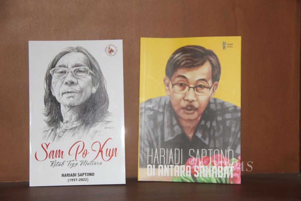 Dua buku yang diterbitkan untuk memperingati satu tahun meninggalnya Hariadi Saptono (wartawan Harian <i>Kompas</i> pada 1984-2016). Buku <i>Sam Po Kun: Kitab Tiga Mutiara</i> merupakan karya Hariadi, sedangkan buku <i>Hariadi Saptono di Antara Sahabat</i> berisi 23 tulisan karya para sahabatnya.