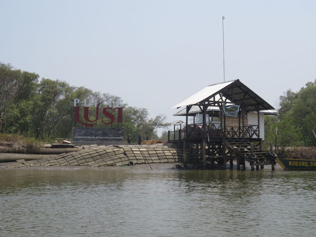 Pulau Lumpur Sidoarjo di Kecamatan Jabon, Kabupaten Sidoarjo, Jawa Timur, Rabu (4/12/2019). Pulau yang menjadi destinasi wisata mangrove terpopuler kedua menurut Anugerah Pesona Indonesia 2019 ini dibangun dari endapan aluvial lumpur panas yang menyembur dari perut bumi Sidoarjo, sejak 2006.