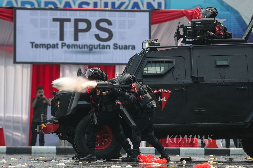 Adegan anggota polisi menembakkan tiruan gas air mata kepada para demonstran saat simulasi pengamanan pemilihan umum (Pemilu) di Lapangan Polda Metro Jaya, Jakarta, Rabu (18/10/2023). Polda Metro Jaya menggelar simulasi pengamanan pemilu dalam rangka Operasi "Mantap Brata Jaya 2023-2024".