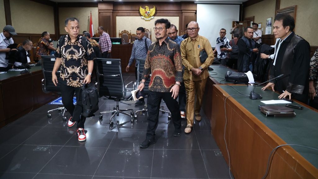 SYL Divonis 10 Tahun Penjara, Pagar Pembatas Di Ruang Sidang Rusak ...