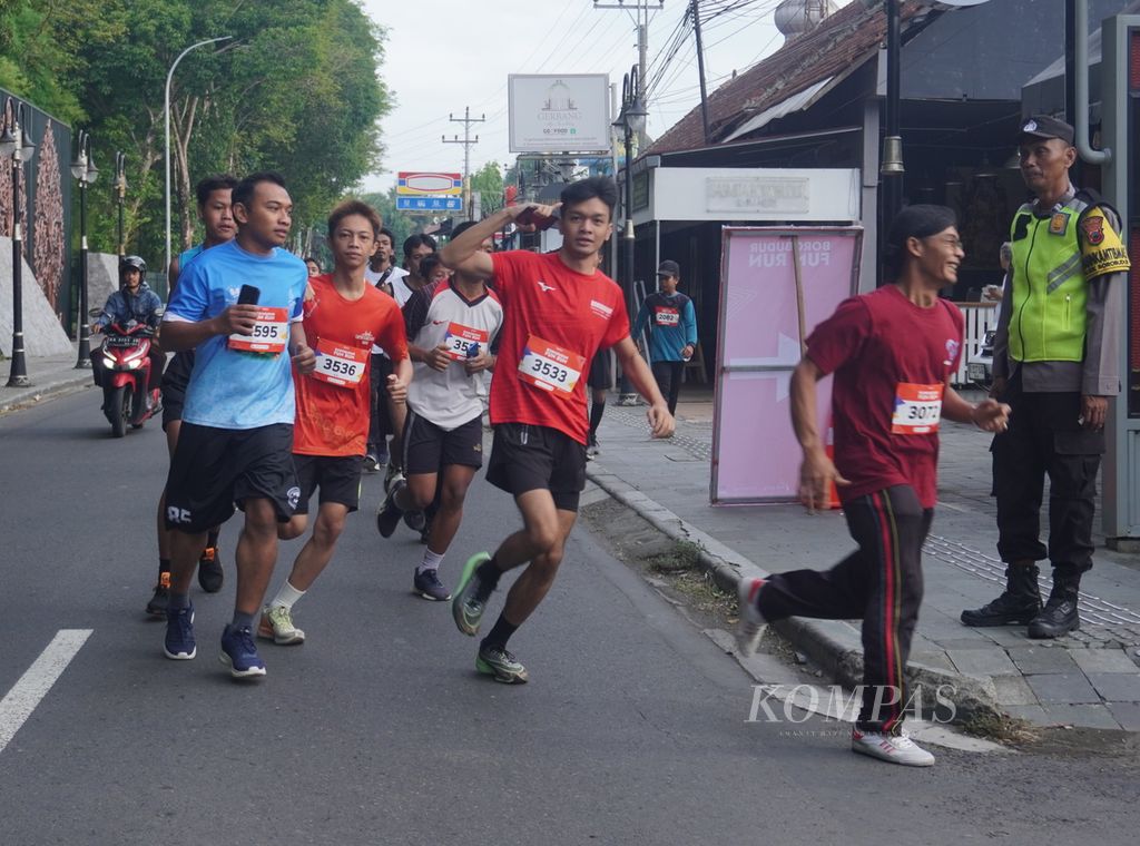 Peserta Borobudur Fun Run berlari melintasi perkampungan di Desa Borobudur, Kecamatan Borobudur, Kabupaten Magelang, Jawa Tengah, Minggu (3/12/2023). Kegiatan yang diselenggarakan sebagai bentuk ucapan terima kasih penyelenggara Borobudur Marathon 2023 kepada warga Borobudur itu diikuti oleh sekitar 2.000 orang. 