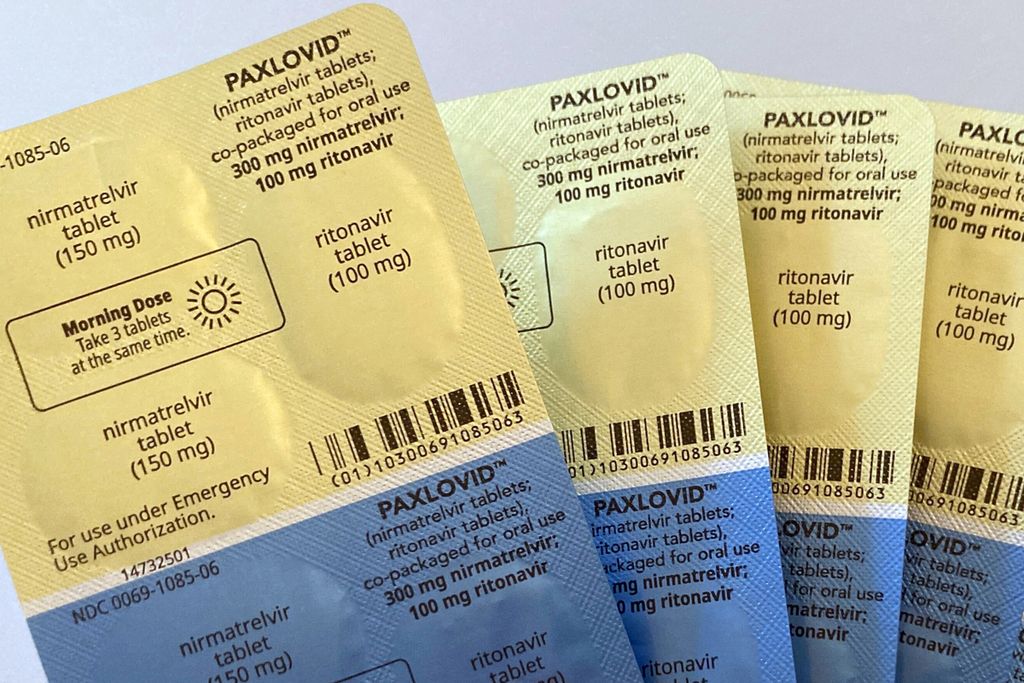 Obat antivirus Paxlovid ditunjukkan di New York pada 1 Agustus 2022. Otoritas perawatan kesehatan China menolak memasukkan obat perawatan Covid-19 Pfizer dalam daftar penggantian nasional yang memungkinkan pasien mendapatkannya dengan harga lebih murah di seluruh negeri. Alasannya, harag obat terlalu mahal.