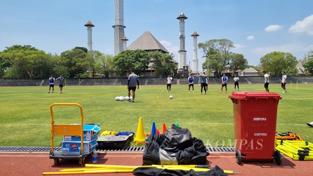 Suasana latihan skuad sepak bola U-23 Indonesia di Stadion Sriwedari, Surakarta, Jawa Tengah, Minggu (10/9/2023). Setelah unggul 9-0 atas Taiwan pada kualifikasi Piala Asia U-23 2023, "Garuda Muda" langsung menyiapkan diri untuk menghadapi Turkmenistan.