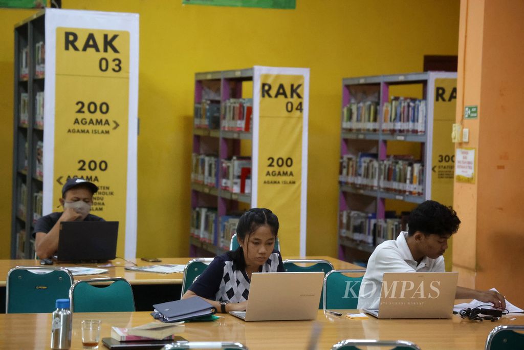 Pengunjung mengakses informasi di Perpustakaan Kota Yogyakarta, Kotabaru, Yogyakarta, saat Hari Kunjung Perpustakaan, Kamis (14/9/2023).