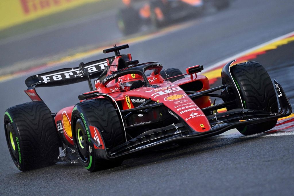 Pebalap tim Ferrari Charles Leclerc memacu mobilnya dalam balapan pada ajang F1 seri Belgia di Sirkuit Spa-Francorchamps, Spa, Belgia, Minggu (30/7/2023). Leclerc menjadi pemenang ketiga pada ajang itu.
