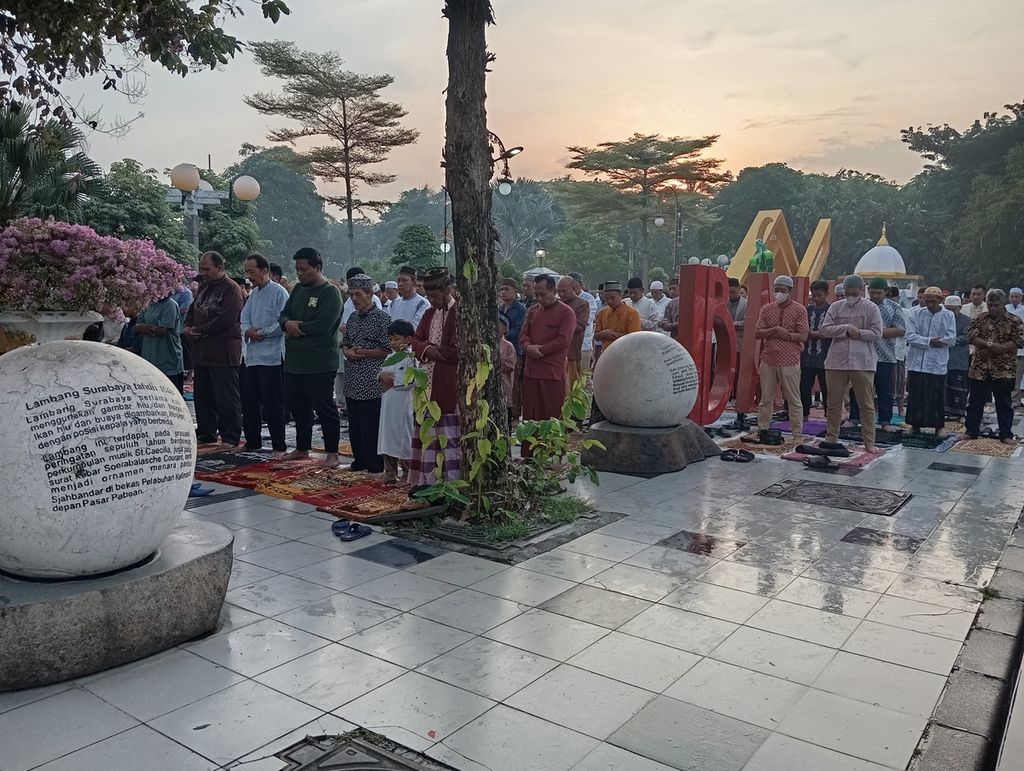 Suasana shalat Idul Fitri 1 Syawal 1445 Hijriah di Taman Surya Balai Kota Surabaya yang meluber hingga Jalan Wali Kota Mustajab dan Jalan Yos Sudarso, Surabaya, Jawa Timur, Rabu (10/4/2024).
