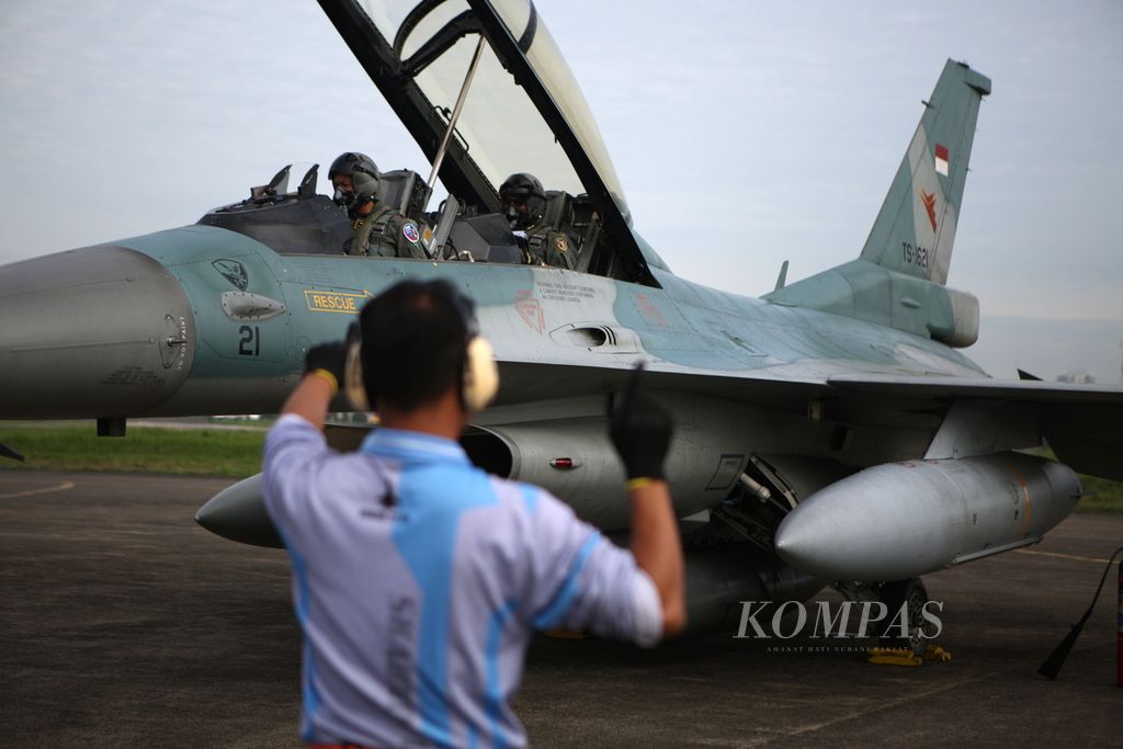 Penerbang pesawat F-16 bersiap dalam gladi bersih Hari Ulang Tahun ke-77 TNI Angkatan Udara di Lapangan Udara Halim Perdanakusuma, Jakarta Timur, Kamis (6/4/2023).