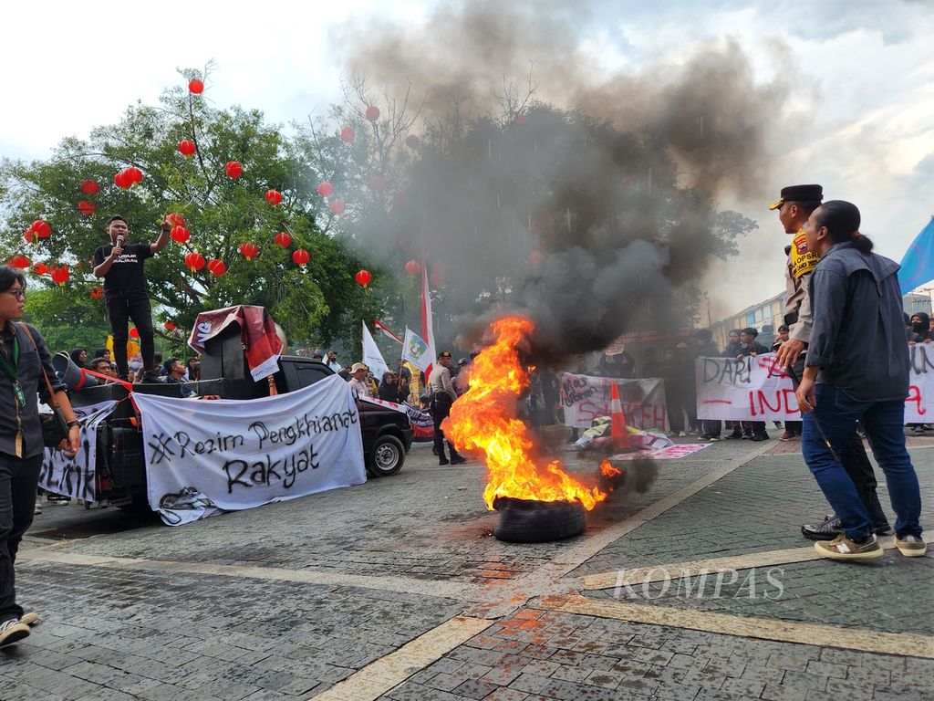 Para mahasiswa yang tergabung dalam Aliansi Solidaritas Perlawanan Rakyat Surakarta mengadakan unjuk rasa di Balai Kota Surakarta, Jawa Tengah, Kamis (8/2/2024). 