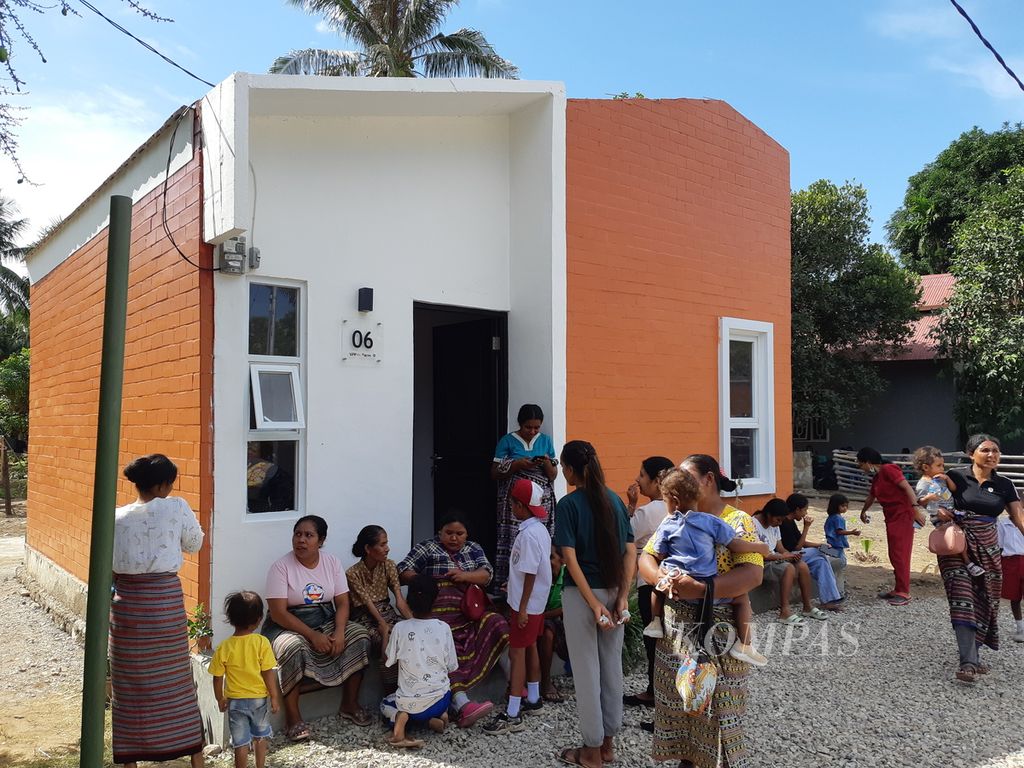 Rumah bantuan dari Kementerian Sosial dan beberapa instansi swasta bagi warga kurang mampu di Desa Humusu Wini, Kecamatan Insana Utara, Kabupaten Timor Tengah Utara, Nusa Tenggara Timur, Sabtu (17/9/2022). Total ada 20 rumah dengan biaya pembangunan sekitar Rp 170 juta per unit.