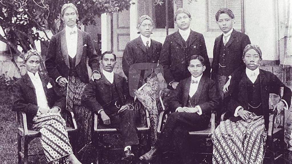 Moh Saleh bersama kawan-kawan Boedi Oetomo di halaman Gedung STOVIA 1908. Duduk dari kiri ke kanan, Goenawan Mangoenkoesoemo, Latoemeten, Moh Arsjad dan Angka Prodjosoedirdjo, Berdiri dari kiri ke kanan, Moh Saleh, Soesilo, Soetomo, dan Goembrek.