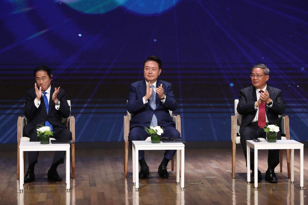 (Dari kiri ke kanan) Perdana Menteri Jepang Fumio Kishida, Presiden Korea Selatan Yoon Suk Yeol, dan Perdana Menteri China Li Qiang menghadiri pertemuan puncak bisnis dalam rangkaian pertemuan puncak trilateral di gedung Kamar Dagang dan Industri Korsel di Seoul, Korsel, Senin (27/5/2024). 