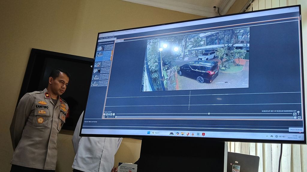Tayangan kamera CCTV yang ditampilkan dalam rilis pengungkapan bunuh diri Brigadir Ridhal Ali Tomi, markas Polres Metro Jakarta Selatan. Dalam tayangan itu, memperlihatkan detik-detik Brigadir Ridhal Ali Tomi bunuh diri dalam mobil, Kamis (25/4/2024).
