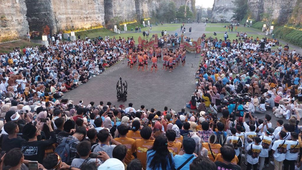 Pengunjung menikmati pertunjukan budaya di kompleks Garuda Wisnu Kencana Cultural Park, Badung, Bali, Rabu (21/6/2023). Bali masih menjadi tujuan favorit pariwisata di Indonesia baik oleh wisatawan domestik maupun mancanegara. 