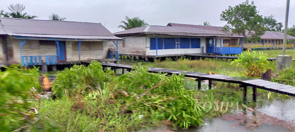 Rumah-rumah warga di Distrik Pantai Kasuari, Kabupaten Asmat, Papua, Kamis (24/3/2022). 