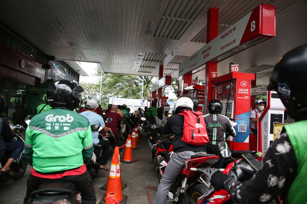 Antrean pengendara sepeda motor termasuk pengemudi ojek daring yang hendak mengisi bahan bakar minyak di SPBU di kawasan Tebet, Jakarta Selatan, Rabu (1/3/2023). Badan Pusat Statistik (BPS) mengumumkan inflasi pada bulan Februari 2023 sebesar 5.47 persen.