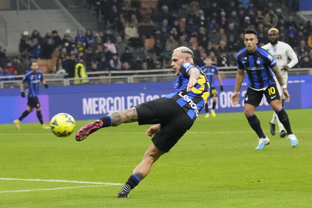 Pemain Inter Milan Federico Dimarco menendang bola dalam pertandingan Liga Italia antara Inter Milan dan Empoli di Stadion Giuseppe Meazza, Milan, Senin (23/1/2023). Inter secara mengejutkan kalah 0-1.