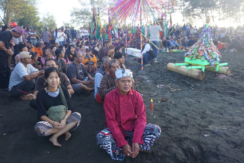 Para Putra Wayah Cahya Buwana berdoa saaat menggelar sedekah bumi di Pantai Srandil, Cilacap, Jawa Tengah, Jumat (21/7/2023). Sedekah bumi digelar dalam rangkaian Perayaan Tahun Baru 1 Sura 1957 Saka Jawa.