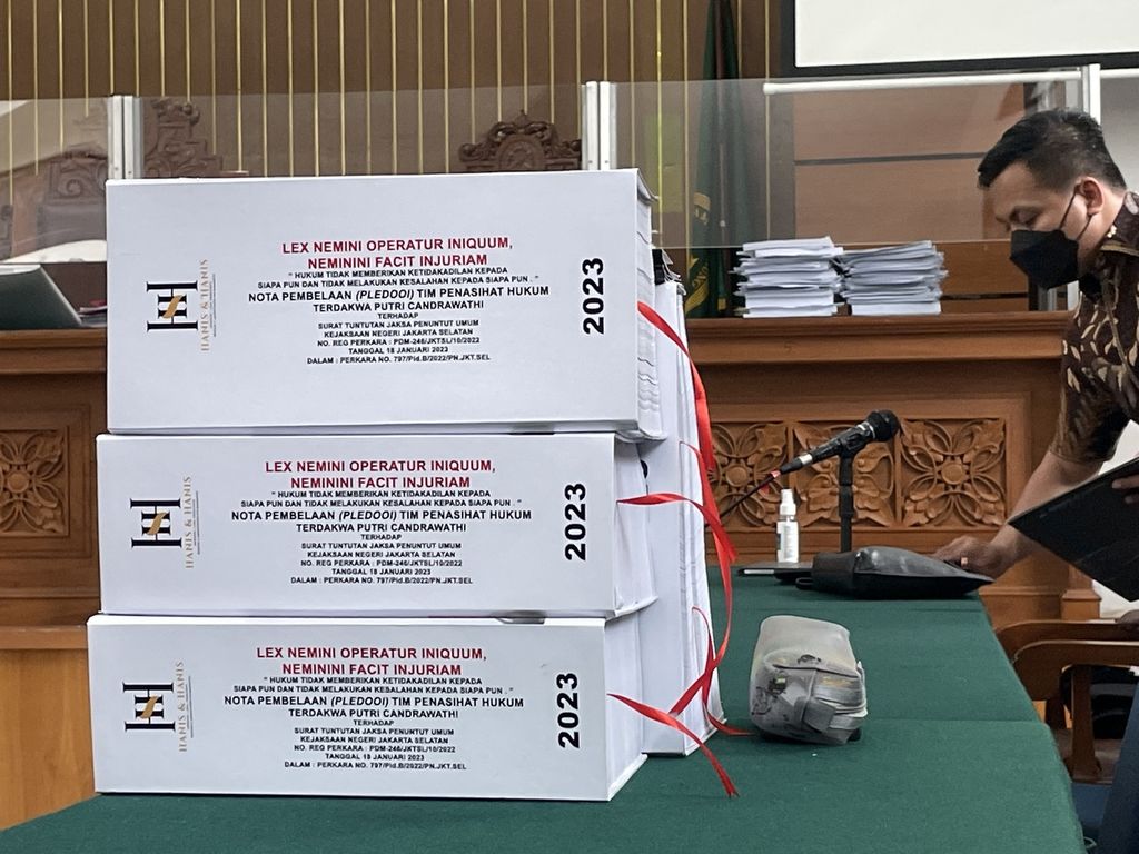 Nota pembelaan atau pleidoi tim penasihat hukum Putri Candrawathi disiapkan sebelum dibacakan dalam sidang yang digelar di Pengadilan Negeri Jakarta Selatan, Rabu (25/1/2023).