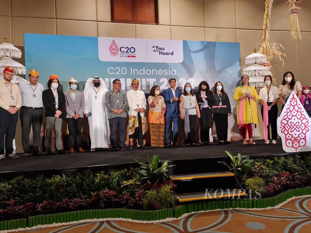 Pemimpin C20 foto bersama seusai pembukaan C20 Summit, Rabu (5/10/2022), di Nusa Dua, Bali. 