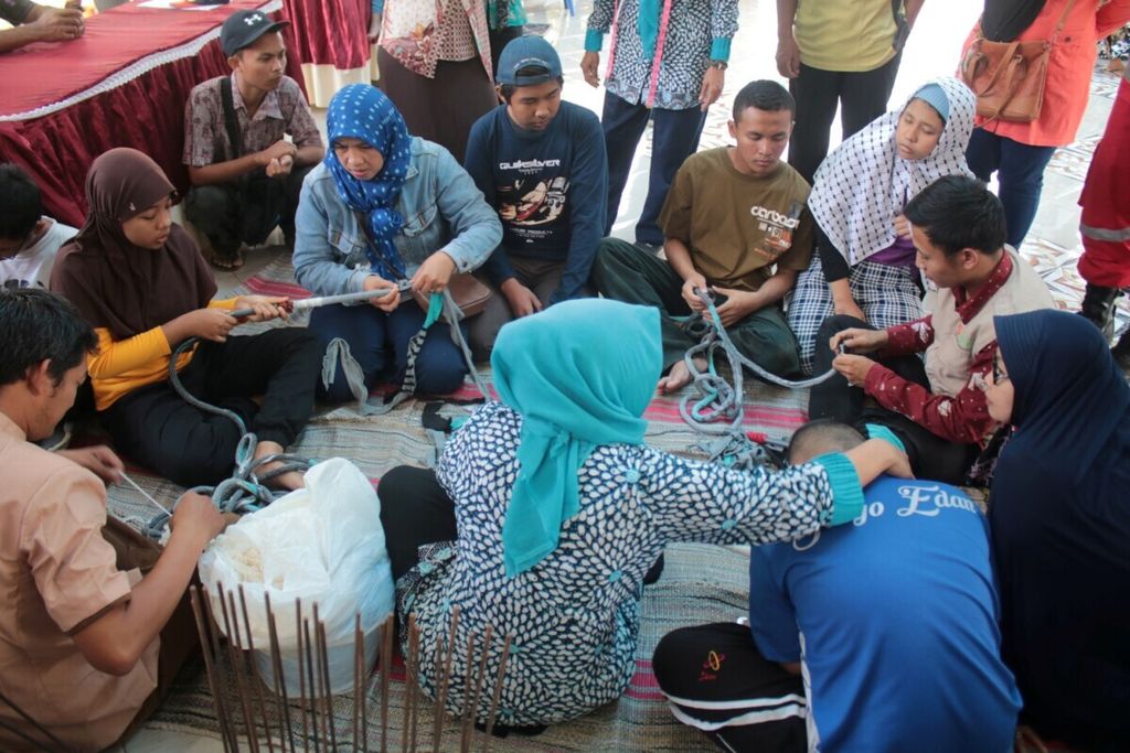 Warga disabilitas Desa Bedali, Kecamatan Lawang, Kabupaten Malang, Jawa Timur, awal Januari 2020, hadir di Posyandu Disablitas Desa Bedali. Di posyandu disabilitas tersebut, selain mendapat fasilitas pemeriksaan gratis, mereka juga mempelajari beberapa keterampilan.