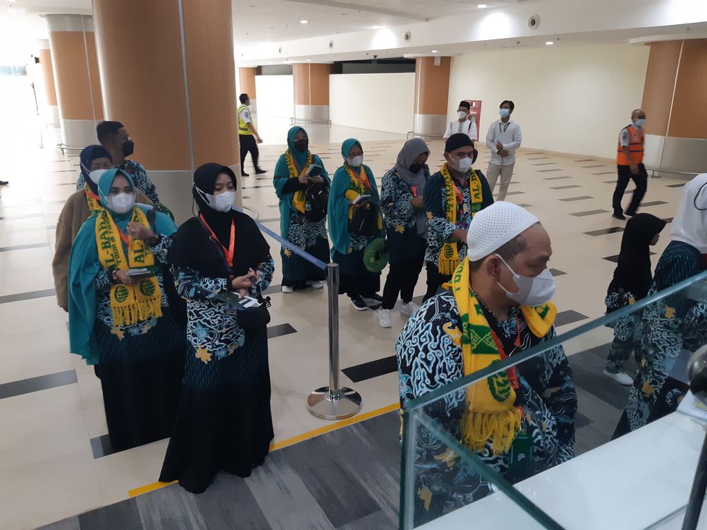 Sebanyak 45 calon jemaah umrah antre untuk pemeriksaan dokumen di Bandara Internasional Jabar Kertajati, Kabupaten Majalengka, Minggu (20/11/2022). Mereka berasal dari wilayah Cirebon, Indramayu, Majalengka, dan sekitarnya.