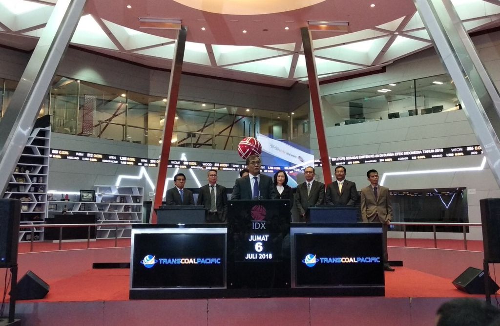 Komisaris Utama dan Komisaris Independen PT Transcoal Pacific Tbk Achmad Sutjipto memberikan sambutan saat pencatatan dan perdagangan perdana saham TCPI di Aula Utama Bursa Efek Indonesia, Jumat (6/7/2018).