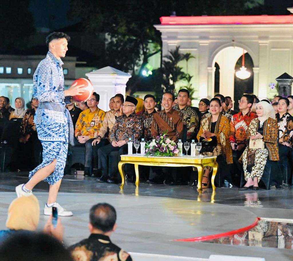 Presiden Joko Widodo dan Ibu Iriana Joko Widodo serta Wakil Presiden Ma'ruf Amin dan Ibu Wury Ma'ruf Amin menyaksikan peragaan busana pada acara Istana Berbatik di halaman Istana Merdeka, Jakarta, Minggu (1/10/2023) malam.