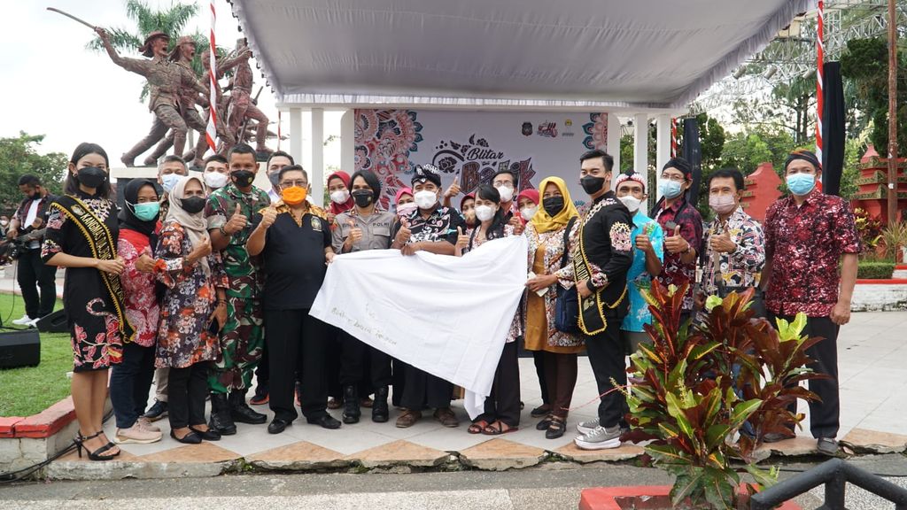 Wali Kota Blitar, Santoso membuka Festival Batik Blitar Keren 2022 di area Monumen PETA Jalan Soedanco Soepriyadi, Kota Blitar Jumat (18/03/2022). Festival Batik ini menjadi rangkaian kegiatan peringatan HUT ke-116 Kota Blitar.
