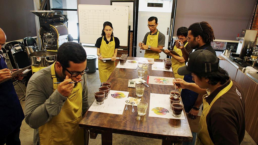 Proses cupping kopi di Anomali Coffee, Jakarta, untuk menentukan kualitas kopi.