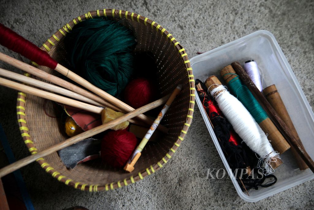 Benang dan peralatan tenun lain yang akan digunakan untuk menenun di Sekolah Tenun Kelompok Nina Penenun di Desa Pringgasela Selatan, Kecamatan Pringgasela, Kabupaten Lombok Timur, Nusa Tenggara Barat, Minggu (17/12/2023). 