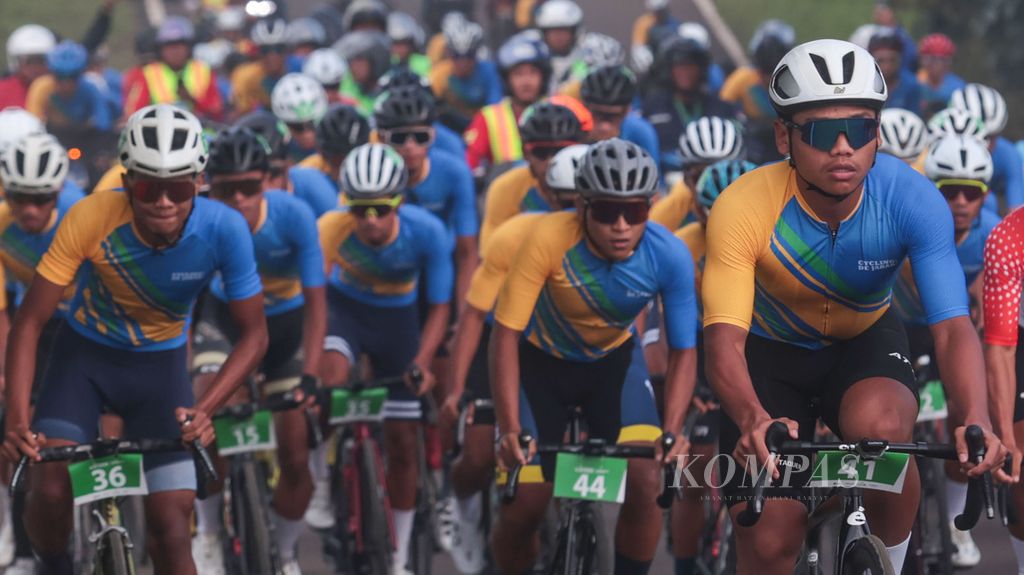 Pebalap melintasi kawasan Rancabuaya, Garut, Jawa Barat, pada etape kedua Cycling de Jabar 2023, Minggu (9/7/2023). 