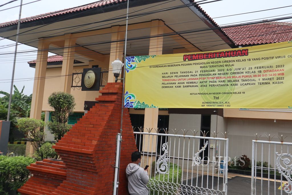 Suasana Pengadilan Negeri Kota Cirebon, Jawa Barat, Rabu (23/2/2022). Kantor tersebut tutup untuk sementara waktu karena sejumlah pegawai terpapar Covid-19.
