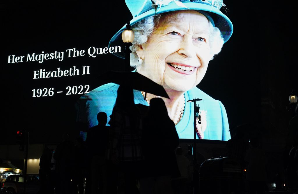 Gambar Ratu Elizabeth II ditayangkan di kawasan Piccadilly, London, Inggris, Kamis (8/9/2022). Ratu Elizabeth II meninggal pada Kamis malam dan mewariskan kekayaan hampir 30 miliar dollar AS. Sebagian besar bangunan di kawasan Piccadilly dimiliki oleh lembaga pengelola aset keluarga Kerajaan Inggris.