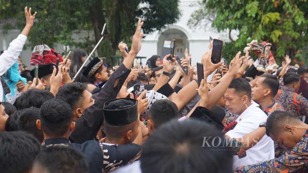 Kerumunan warga yang menanti untuk bisa berfoto bersama Presiden Joko Widodo setelah shalat Idul Adha berjemaah di Istana Kepresidenan Yogyakarta, Daerah Istimewa Yogyakarta, Kamis (29/6/2023). Hari itu, Presiden juga melaksanakan shalat di lokasi tersebut.
