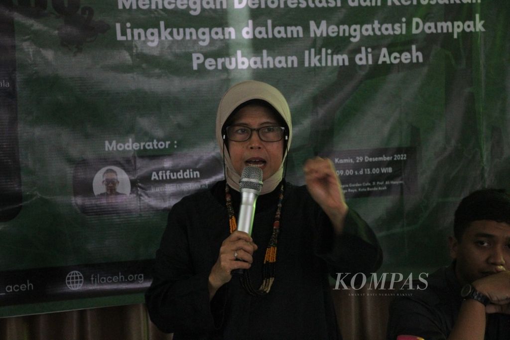 Kepala Pusat Riset Perubahan Iklim Universitas Syiah Kuala Suraiya Kamaruzzaman memaparkan materi diskusi publik Mencegah Deforestasi dan Kerusakan Lingkungan dalam Mengatasi Dampak Perubahan Iklim di Aceh Kamis (29/12/2022). 